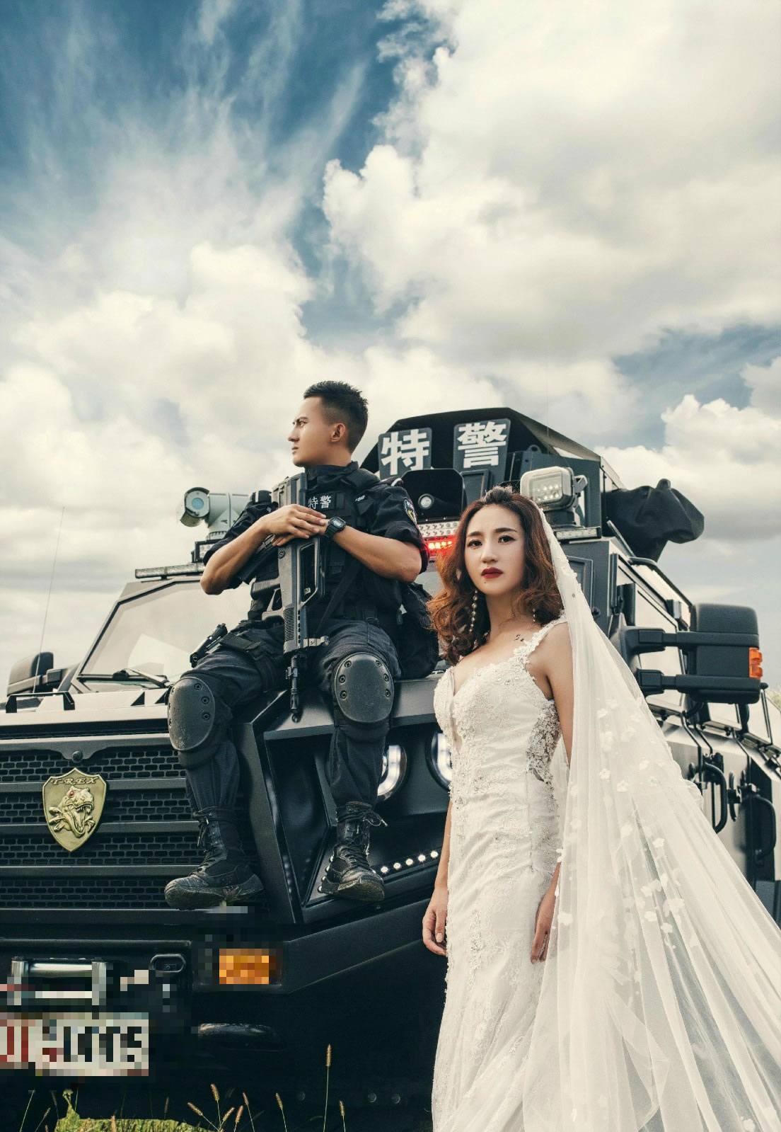 马俊文同未婚妻以警车为背景拍下了这组时尚而充满力量的婚纱照.
